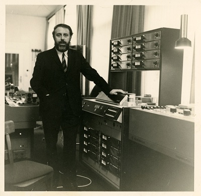 Studiogründer Wolfgang Roloff vor seiner 8-Spur-Tonbandmaschine